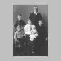 016-0014 Familie Karl und Helene Davideit mit ihren Kindern Bruno, Karl, Elli und Heinz.JPG